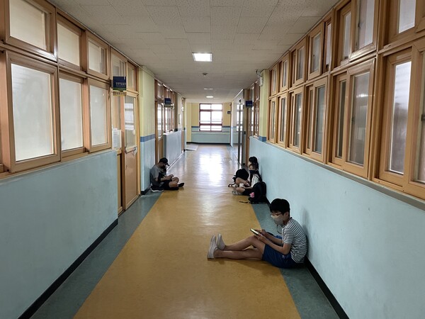 다음 방과후 수업을 기다리며 스마트폰을 놓지 못하는 아이들. ⓒ김지훈